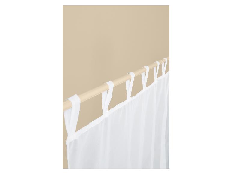 Witte, transparante gordijnen met lussen aan een houten roede.