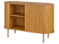 Licht houten dressoir met rolluikdeuren en interne planken.