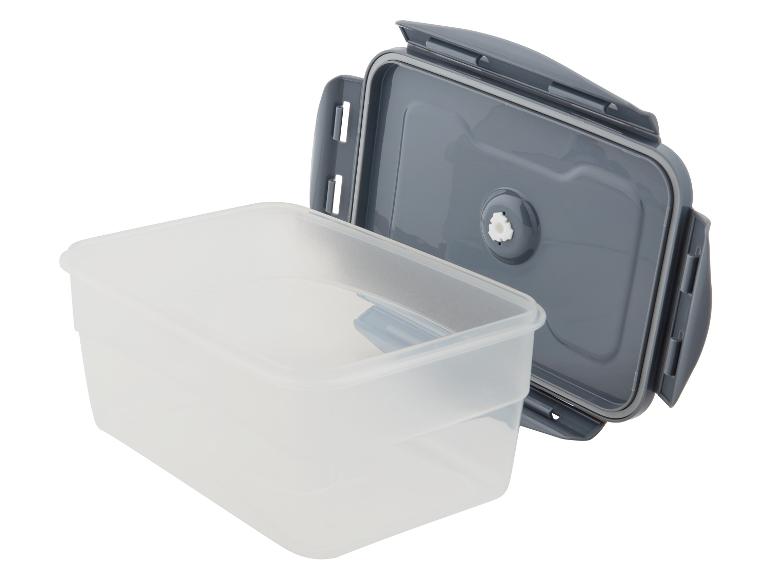 Een plastic lunchbox met een grijs deksel.