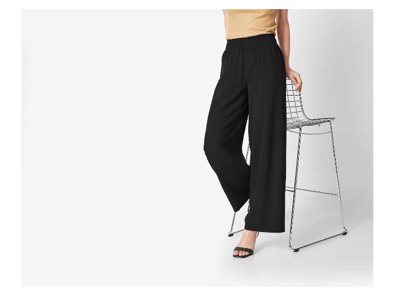 Zwarte wijde broek en hakken: elegante damesmode.