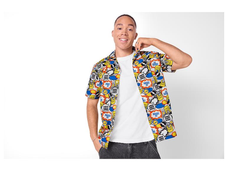 Man in stripboek-stijl overhemd met 'JUMP!' en 'ROCK IT' prints.
