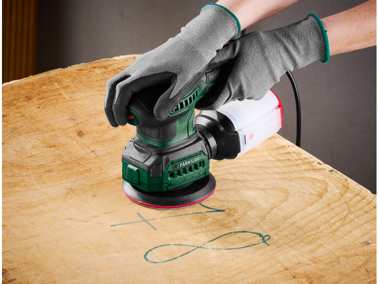 Handbediende schuurmachine op een houten oppervlak.