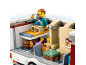 Speelgoedcamperinterieur met figuren en stapelbedden.