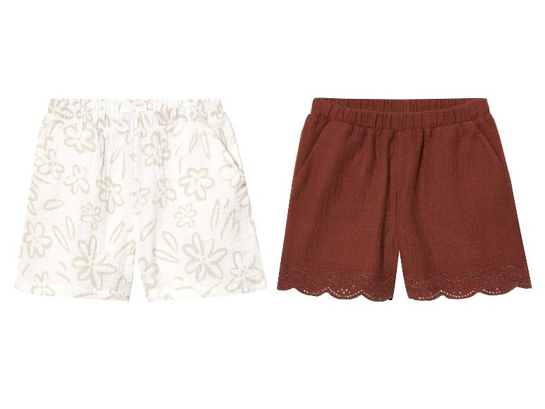 Kinder shorts: een met bloemenprint en een bruine met uitgesneden details.