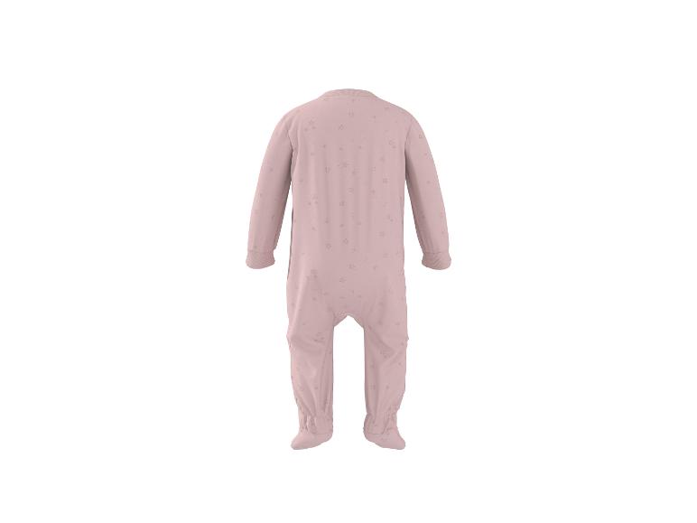 Roze babypyjama met sterrenpatroon, achteraanzicht.