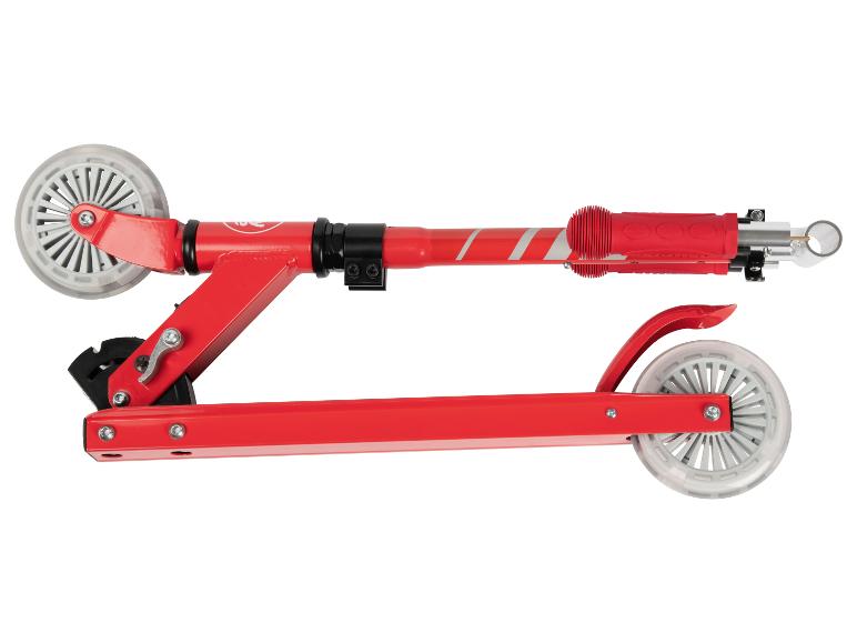 Rode step voor kinderen met lichtgevende wielen.