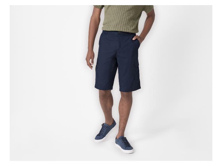 Herenshorts en sneakers.