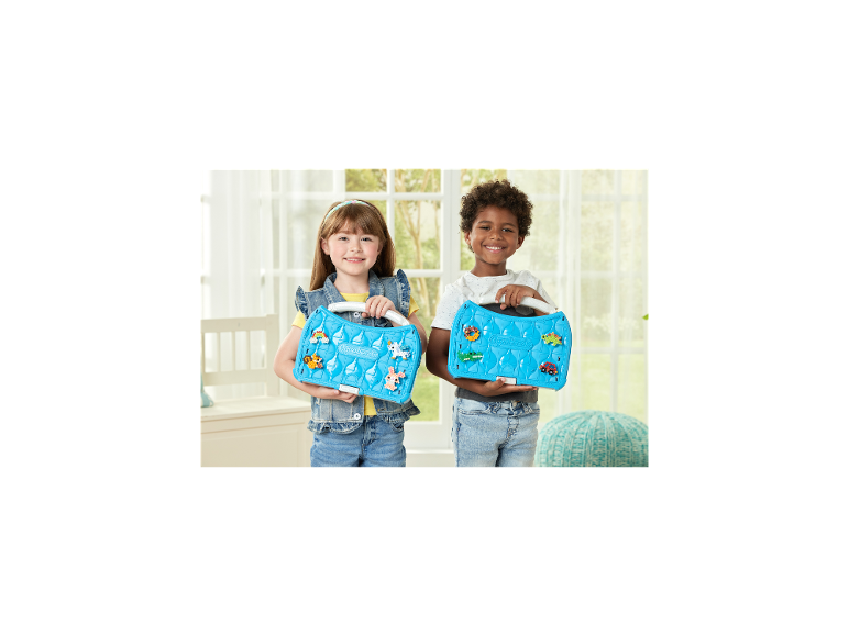 Twee kinderen houden blauwe knutselsets vast met kleurrijke kralencreaties.