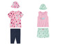 Twee kinderkledingsets met zeethema: een roze shirt met schelpenprint, blauwe leggings en een roze hoed, en een roze top met dolfijnprint, lichtgroene shorts en een lichtblauwe hoed.