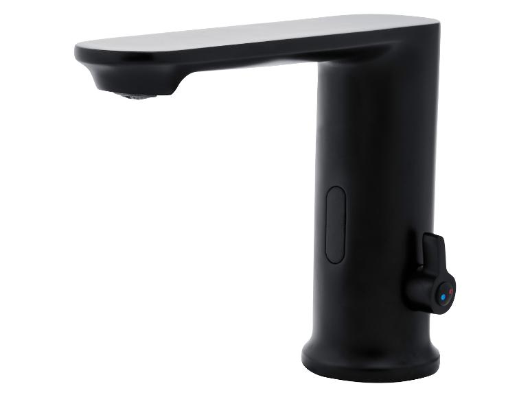 Moderne zwarte badkamerkraan.