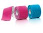 Rollen roze en blauwe kinesiologietape met reflecties.