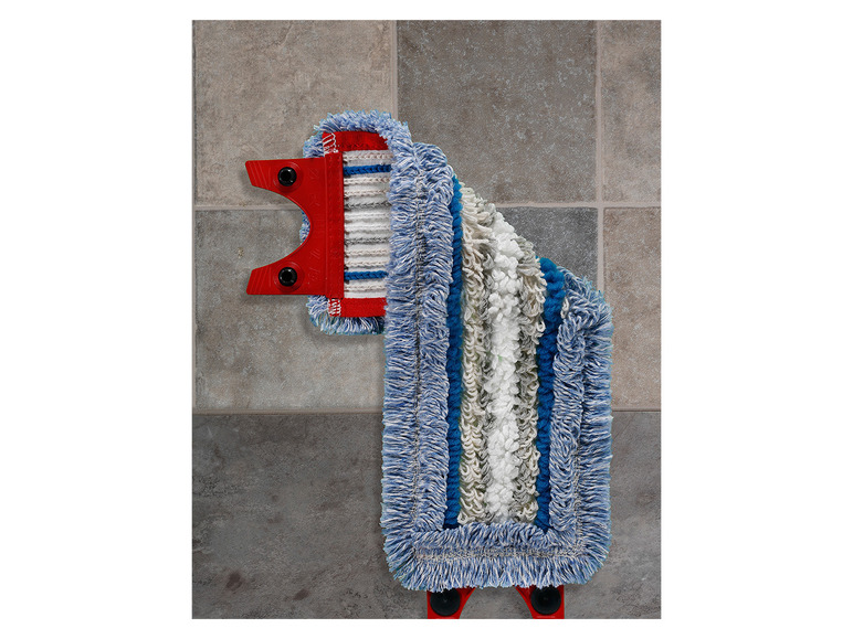 Een blauwe en witte dweil met een rode houder voor de vloer.