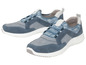 Twee paar blauwe sneakers met witte zolen.