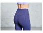 Donkerblauwe leggings met een subtiel patroon en het logo van Alo Yoga.