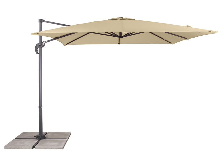 Een beige parasol met een zwenkarm en een betonnen voet.