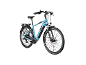 Lichtblauwe elektrische fiets met zwarte accenten, voor- en achterlichten en een bagagedrager.