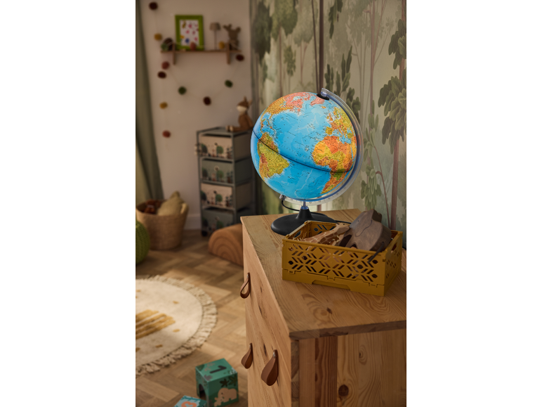 Kinderkamer met een wereldbol, houten meubels en speelgoed.