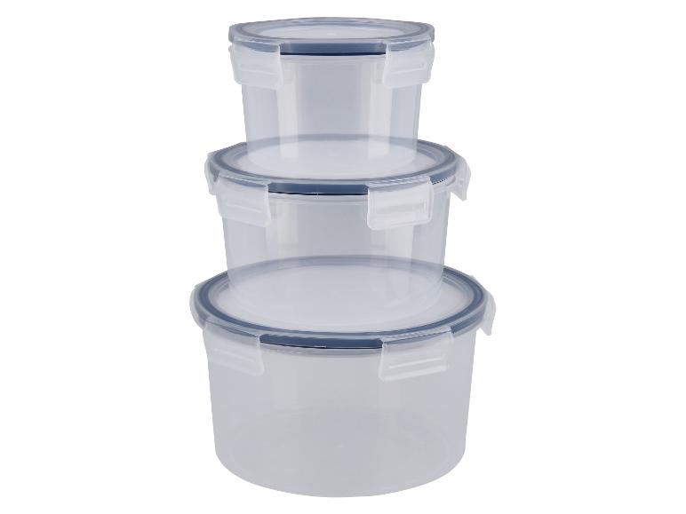 Drie transparante plastic opbergdozen op elkaar gestapeld.