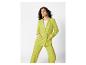 Limegroen pantalonpak, dubbelgeknoopte blazer.