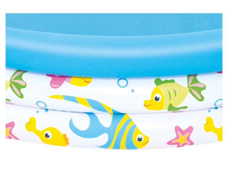 Opblaasbaar kinderbad met vissen- en zeesterrenprint.