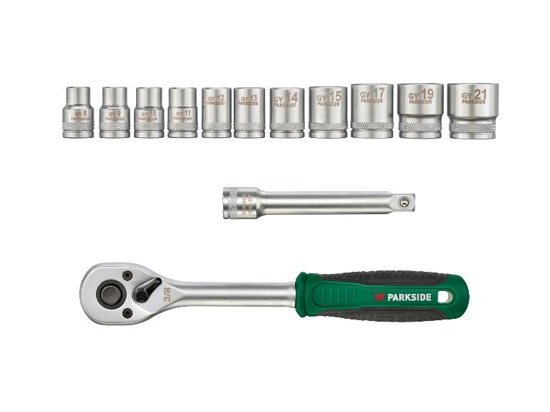 Dopsleutelset met ratel en verlengstuk, maten 8 tot 21 mm.