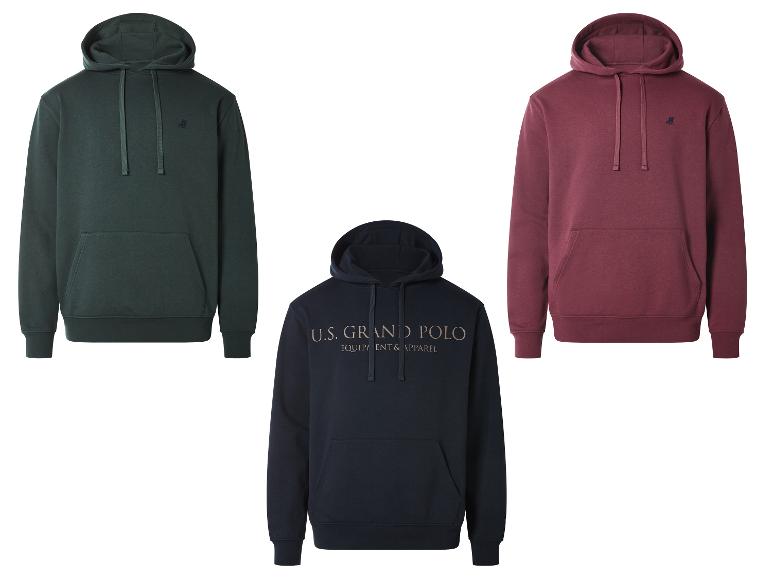 Drie hoodies: een donkergroene, een marineblauwe met 'U.S. GRAND POLO' tekst en een bordeauxrode.