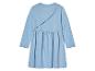Lichtblauw meisjesjurkje, lange mouwen, casual stijl.