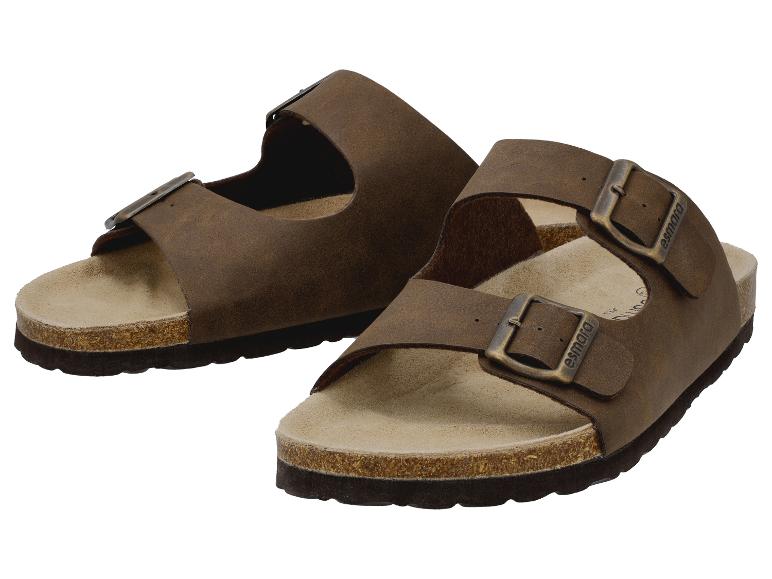 Een paar bruine sandalen met twee bandjes, kurken zolen en metalen gespen.
