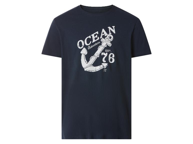 Donkerblauw heren T-shirt met ankerprint en de tekst 'OCEAN Adventure EST. 76'.