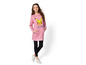 Een meisje draagt een roze Pokémon hoodie en zwarte leggings.