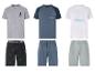 Drie herenpyjamasets, elk met een T-shirt met korte mouwen en bijpassende shorts.