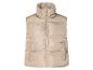 Een beige gewatteerde vest met rits.