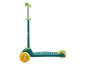 Groene driewielige kinderstep met gele details en dinosaurusontwerp.