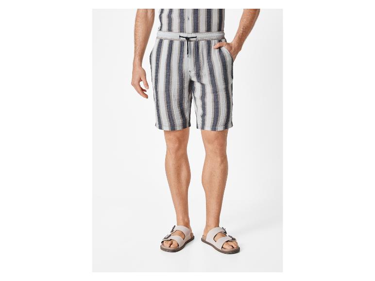 Heren shorts met strepen en sandalen.