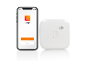 Smartphone met smart home-app naast een wit smart home-apparaat.