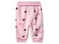 Roze fleece babybroek met donkerroze, lichtroze en witte hartpatronen