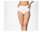 Vrouw in witte hoge taille slip, handen in de zij, tegen een witte achtergrond.