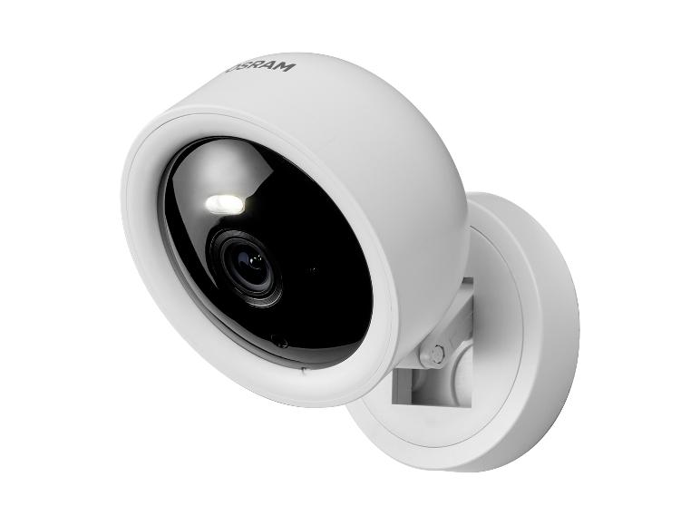 Witte beveiligingscamera met een zwarte lens en een fel LED-licht, gemonteerd op een muurbeugel.
