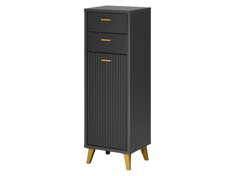 Zwarte hoge kast met twee lades en een latten deur, met gouden handgrepen en poten.