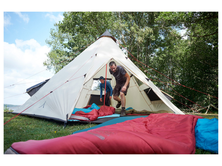 Twee mannen in een tent met slaapzakken en een slaapmat.