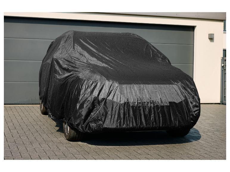 Zwarte autohoes met waterdruppels voor een garage.