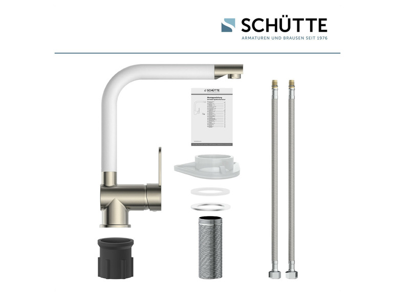 Een witte keukenkraan van Schütte met twee flexibele aansluitslangen.