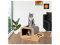Een houten kattenhuis met twee voerbakken en een kat die erop zit.