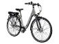Grijze elektrische fiets met bagagedrager en koplamp, op een witte achtergrond.