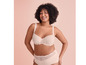 Een vrouw draagt een beige bh en slip met kant.