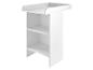 Witte commode met open planken voor opslag.
