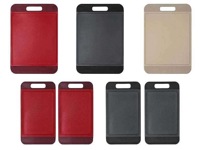 Set van zeven plastic snijplanken in rood, donkergrijs en beige.