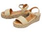 Beige dames sleehak sandalen met gevlochten zolen.