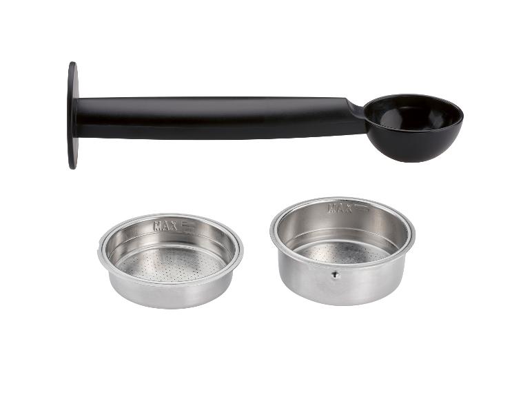 Zwarte koffieschep en twee roestvrijstalen koffiefilters.