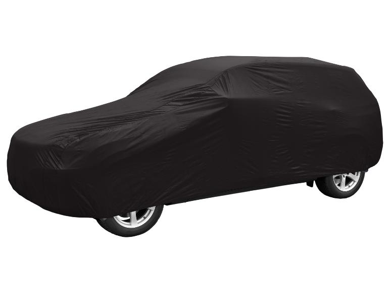 Zwarte autohoes gedrapeerd over een voertuig, met de wielen zichtbaar.